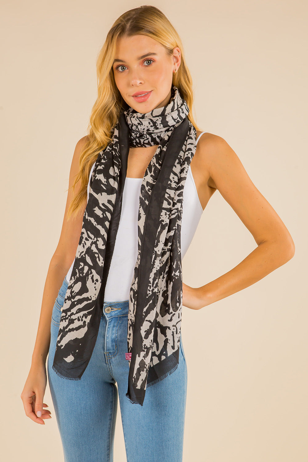 GPO-4118 black and white animal design scarf